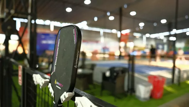 Cận cảnh vợt và bóng